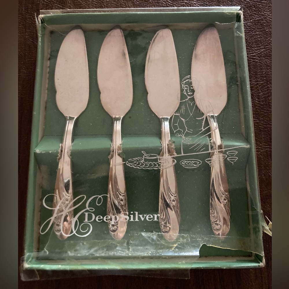 Holmes & Edwards set of 4 Deep Silver Butter/Appetizer Knives, vintage 50’s.